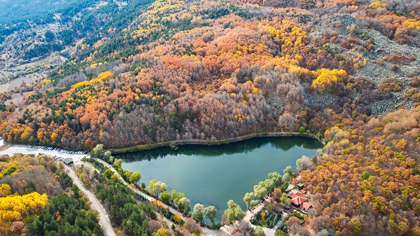 Karagöl Tabiat Parkı'nda sonbahar güzelliği