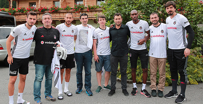 KaraKartal üyeleri Avusturya kampındaki Beşiktaş'ı ziyaret etti