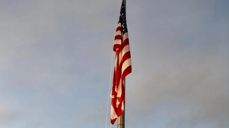 Karakas’ta 7 yıl sonra bir ilk: ABD bayrağı yeniden göndere çekildi!