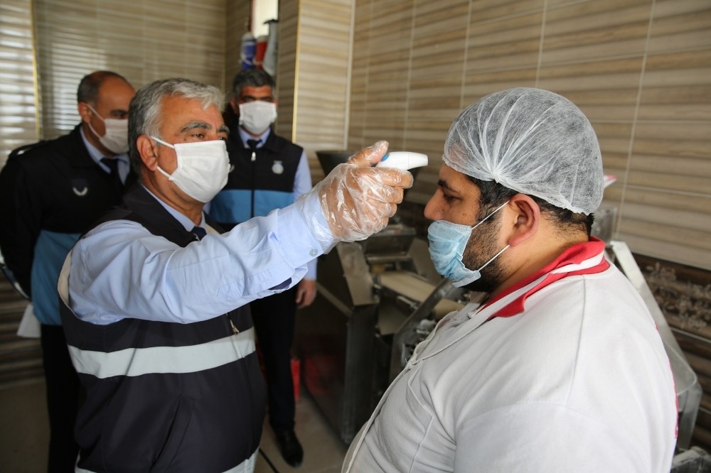 Karaköprü zabıtasından ateş ölçerek denetim 
