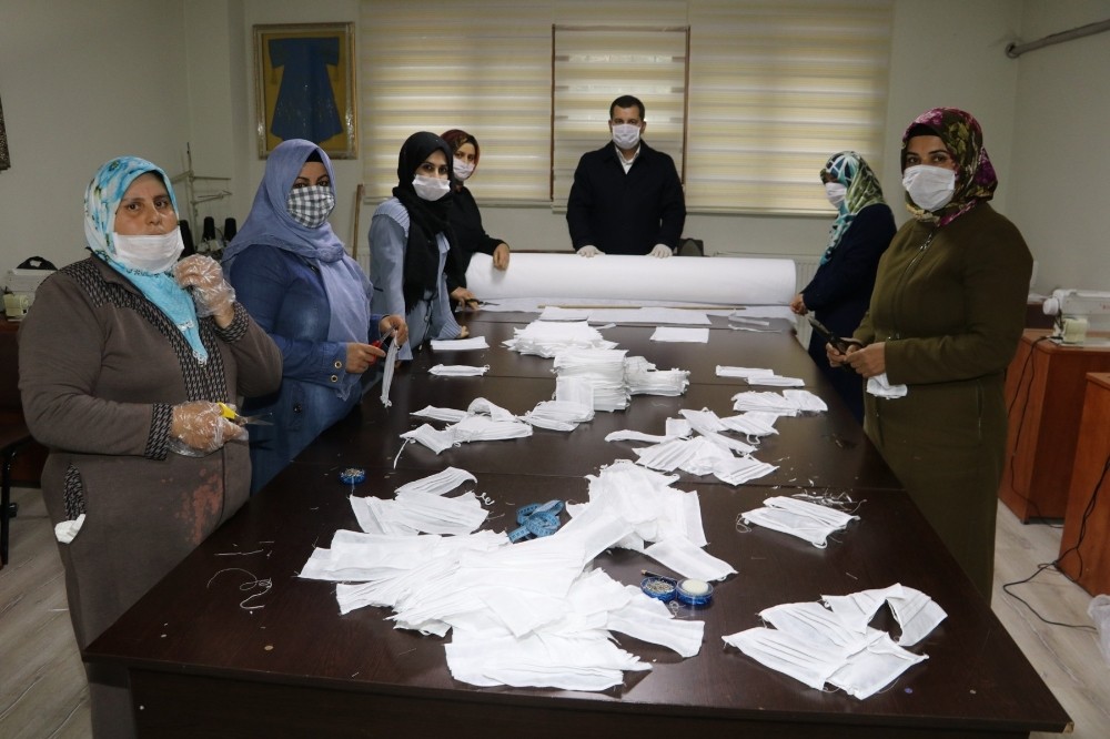 Karaköprü Belediyesi sağlık çalışanları için maske üretiyor 