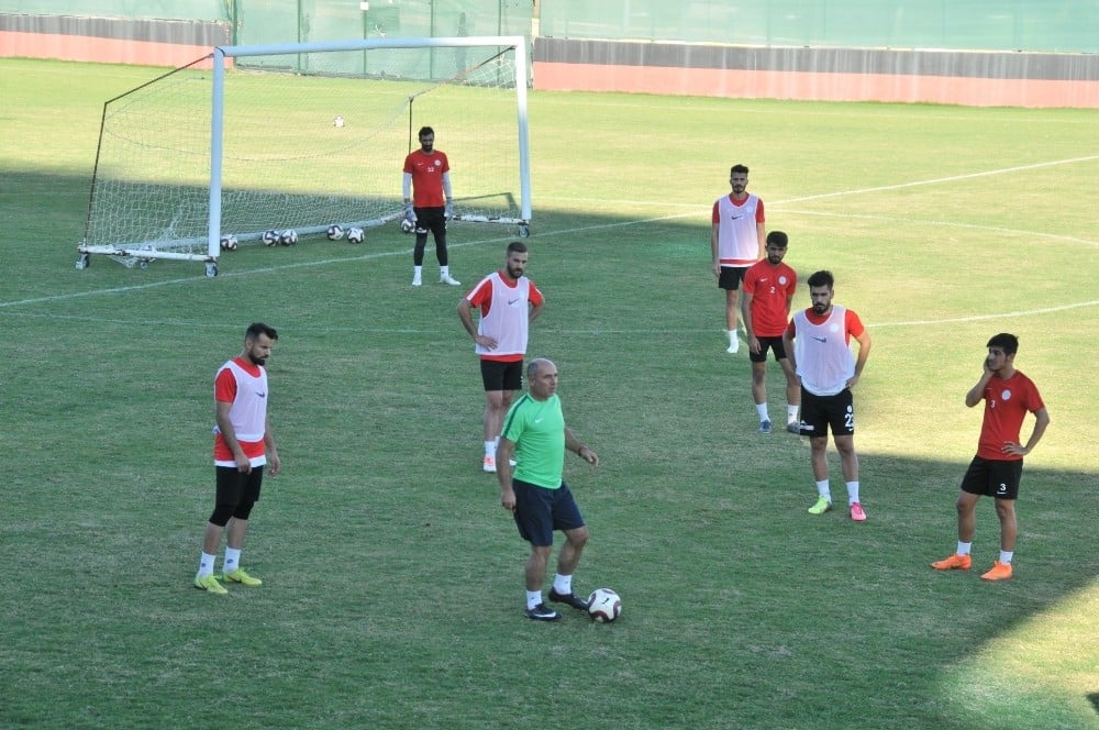 Karaköprü Belediyespor hazırlıklarını sürdürüyor 