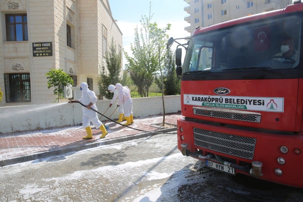 Karaköprü de dezenfekte çalışmaları devam ediyor 