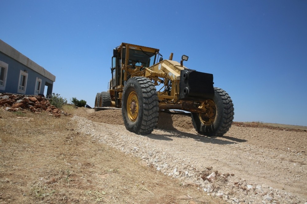 Karaköprü kırsalında yol sorunu çözülüyor 