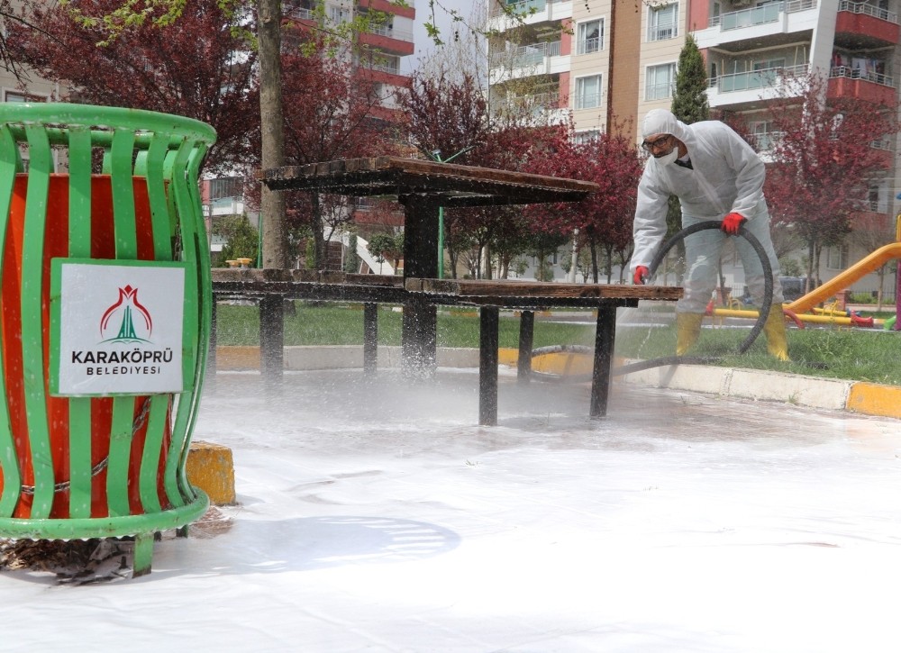 Karaköprü köpüklü su ile yıkanıyor 