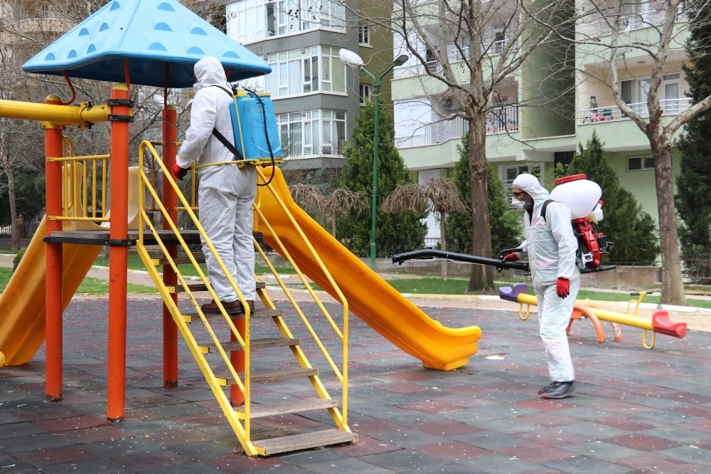 Karaköprü’de 116 park dezenfekte edildi 
