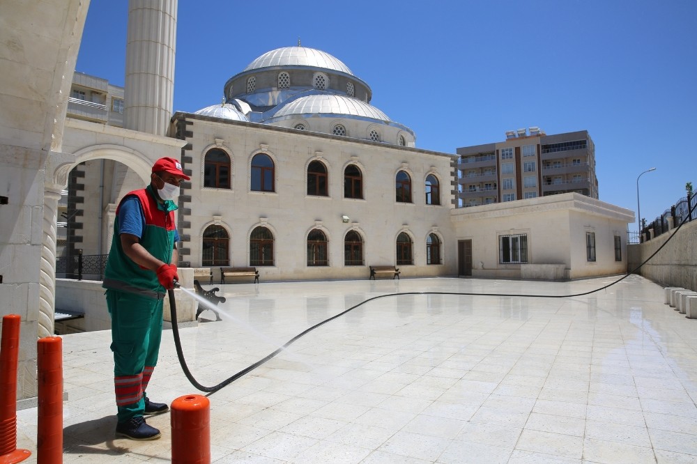 Karaköprü’de camiler ibadete hazırlanıyor 