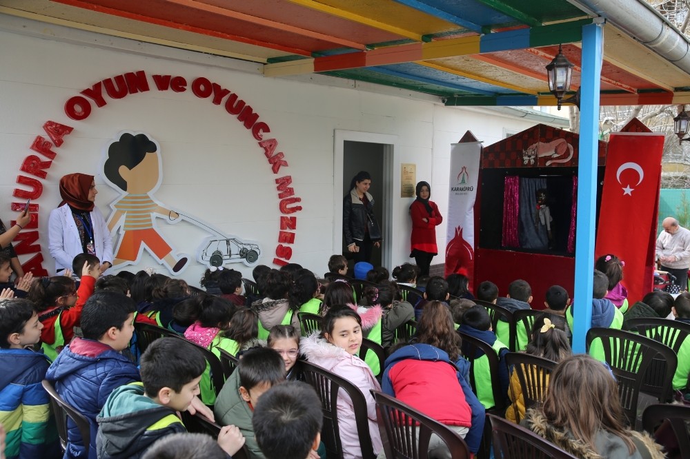 Karaköprü’de çocuklar kukla gösterisiyle eğlendi 