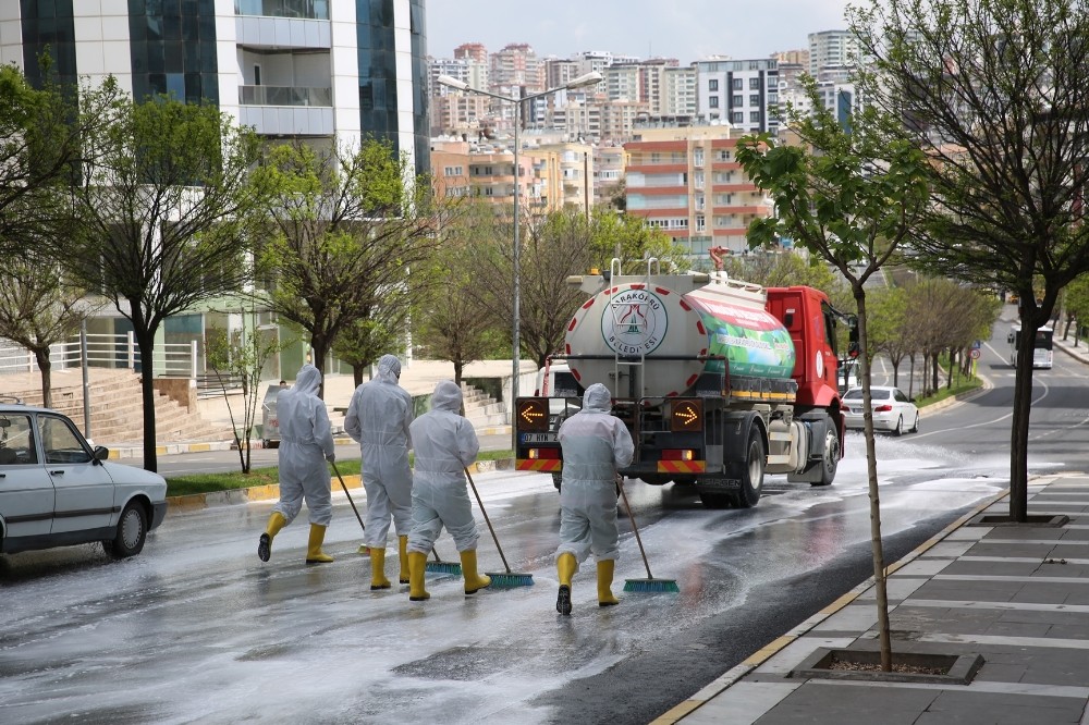 Karaköprü’de dezenfekte çalışması devam ediyor 