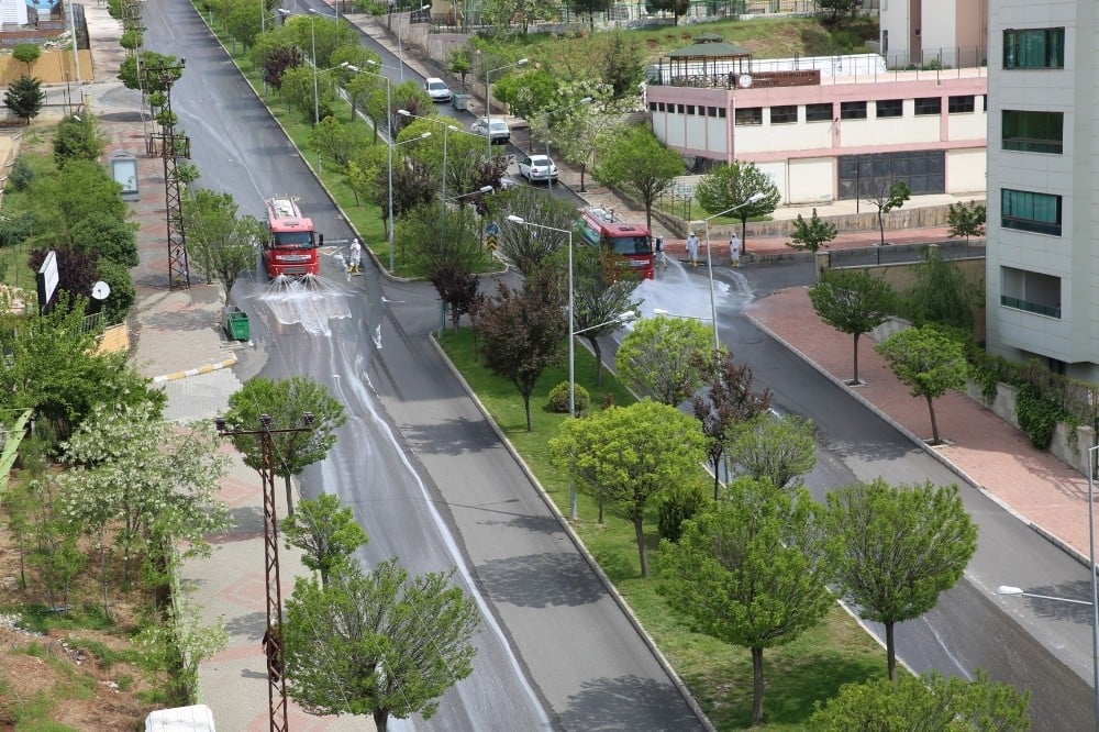 Karaköprü’de Doğukent ve Batıkent Mahalleleri dezenfekte edildi 