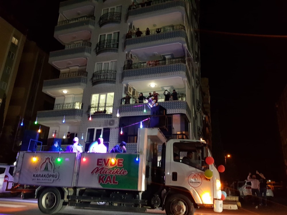 Karaköprü’de evde kalanlara ilahi konseri 