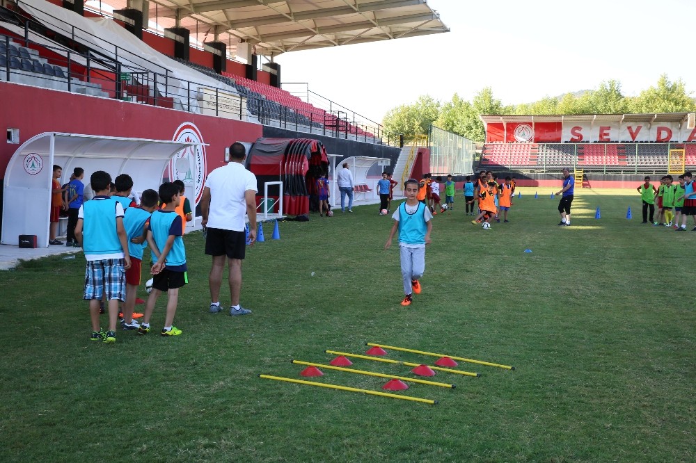 Karaköprü’de geleceğin futbolcuları yetişiyor 
