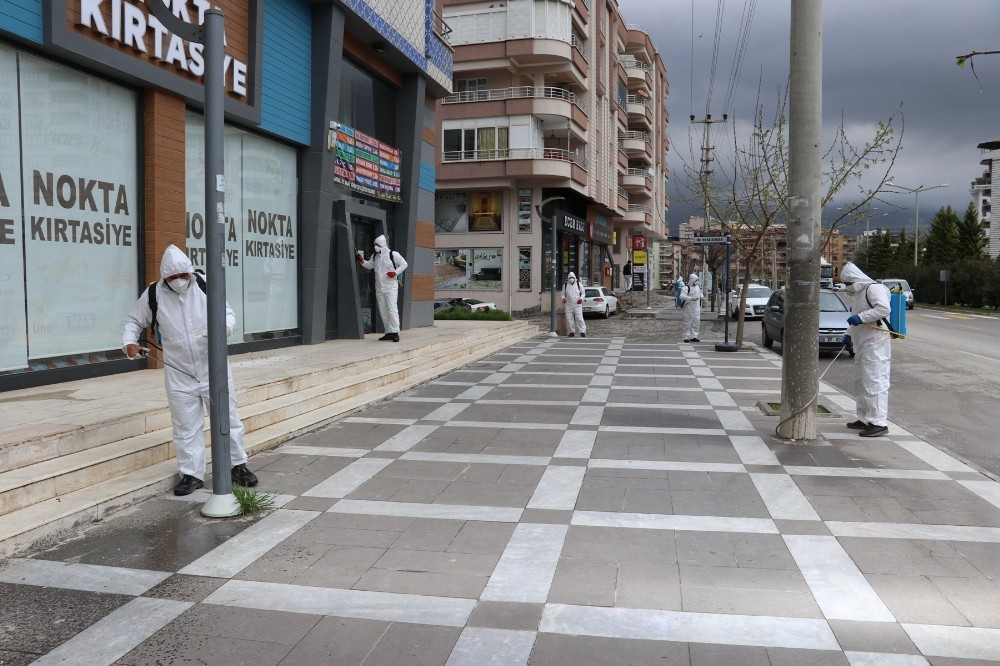 Karaköprü’de iş yerleri dezenfekte ediliyor 