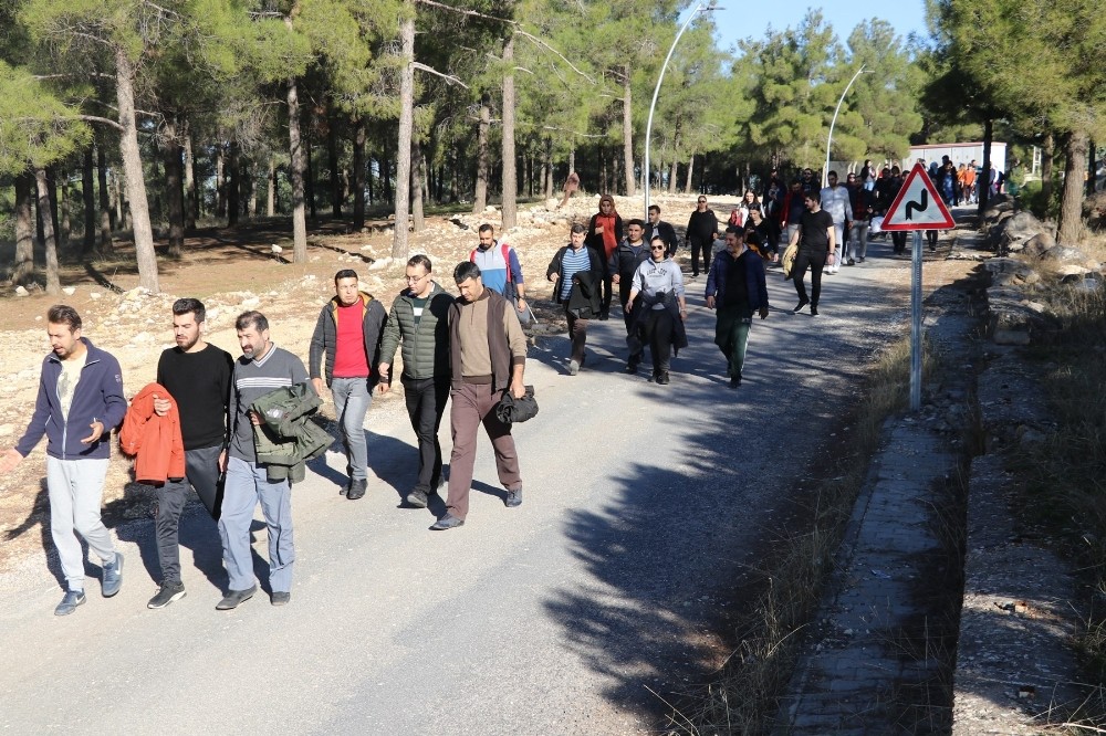 Karaköprü’de öğretmenler doğa ve sağlık için yürüdü 