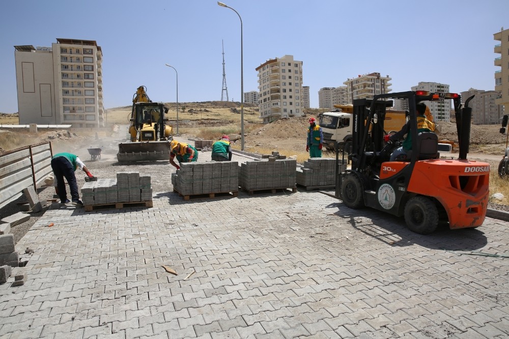 Karaköprü’de parke döşeme çalışmaları 