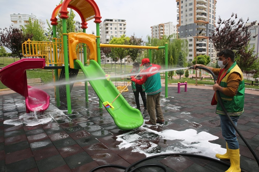 Karaköprü’de parklar çocuklar için hazırlanıyor 
