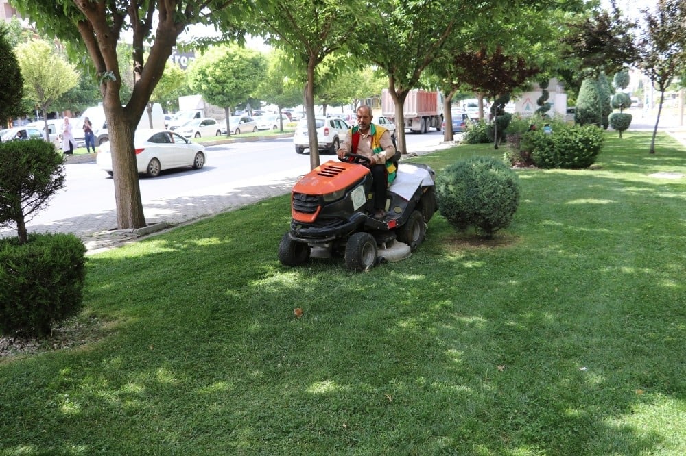 Karaköprü’de parklarda onarım atağı 