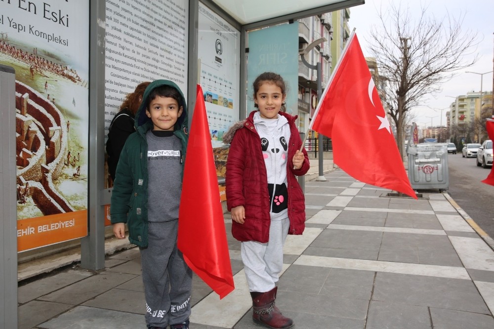 Karaköprü’de şehitler için bayrak dağıtıldı 