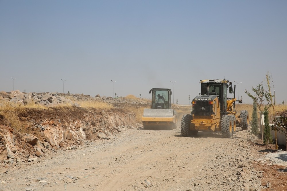 Karaköprü’de yol açma çalışmaları sürüyor 