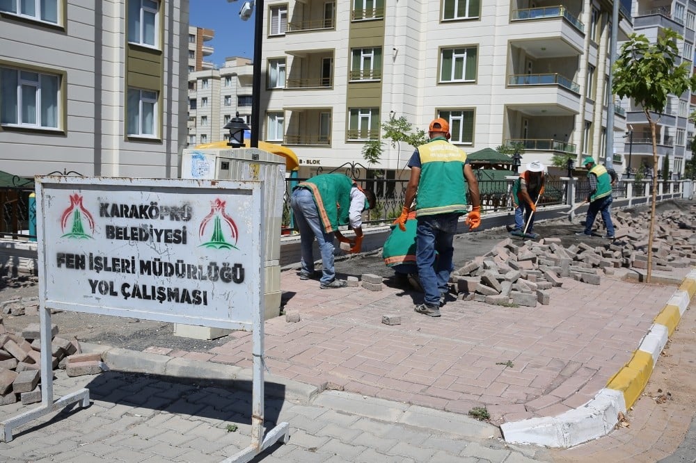 Karaköprü’de yol çalışmaları devam ediyor 