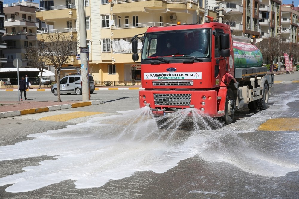 Karaköprü’de yollar dezenfekte edildi 