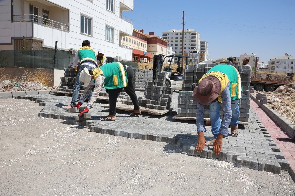Karaköprü’de yollar kilitli parkeyle döşeniyor 