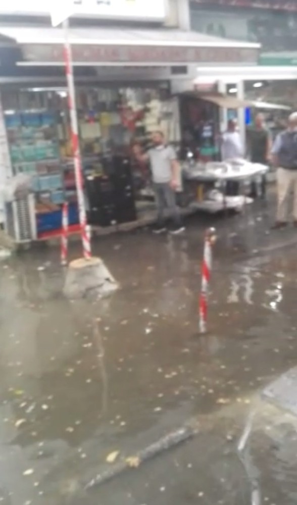 Karaköy Perşembe Pazarı’nı su bastı 