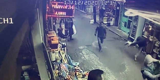 Karaköy'de hareketli anlar! Esnaf kapkaççıyı kıskıvrak yakaladı