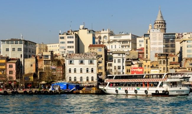 Karaköy'de restoran duvarı çöktü: 3 kişi yaralandı