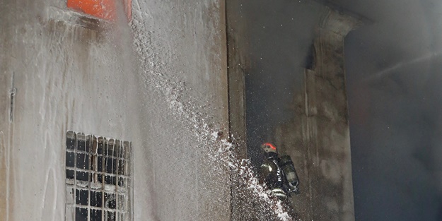 Karaköy'deki Ermeni kilisesinde çıkan yangın kontrol altına alındı! Valilikten açıklama