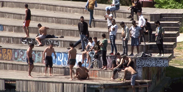 Karaköy'e yasak uğramamış! Güneşi gören denize koştu