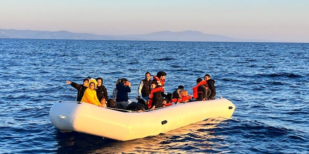 Karaktersiz Yunan unsurlarınca ölüme terk edilen 14 kaçak göçmen...