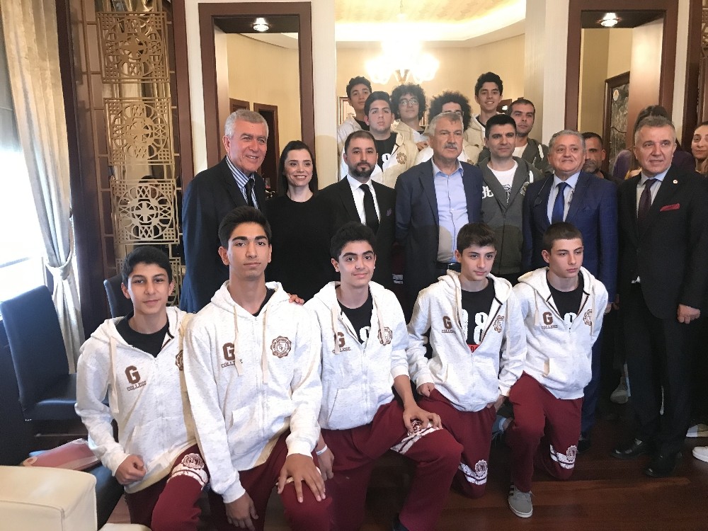 Karalar’dan basketbolculara destek 