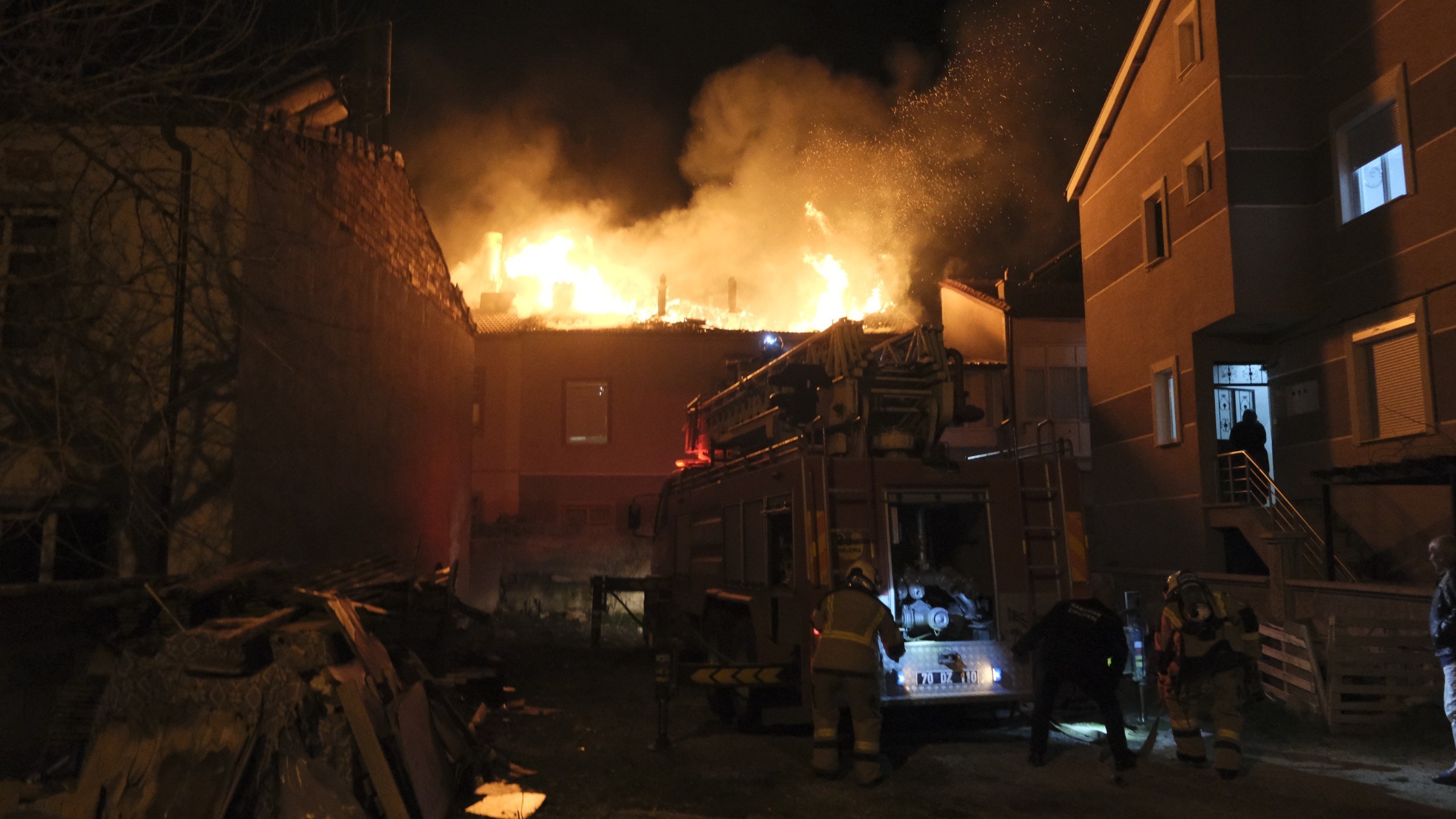 Karaman alevlere teslim oldu!