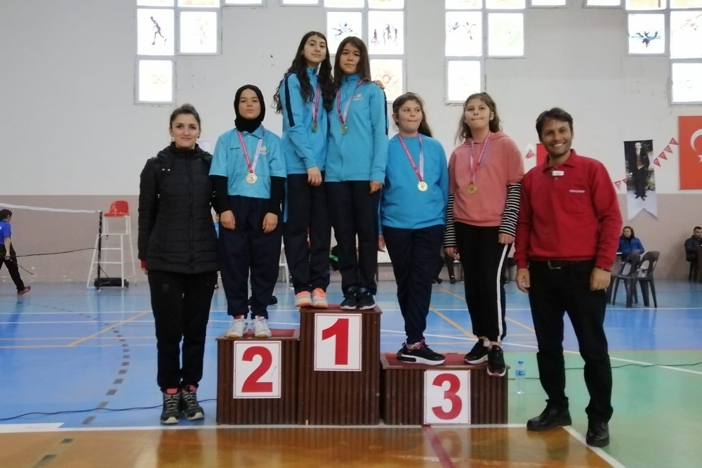 Karaman, badminton kız ve erkeklerde çeyrek finale yükseldi 