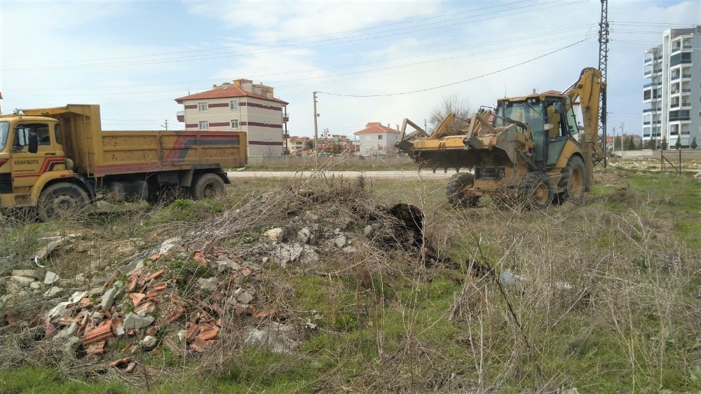 Karaman Belediyesi dezenfekte ve rutin çalışmalara devam ediyor 