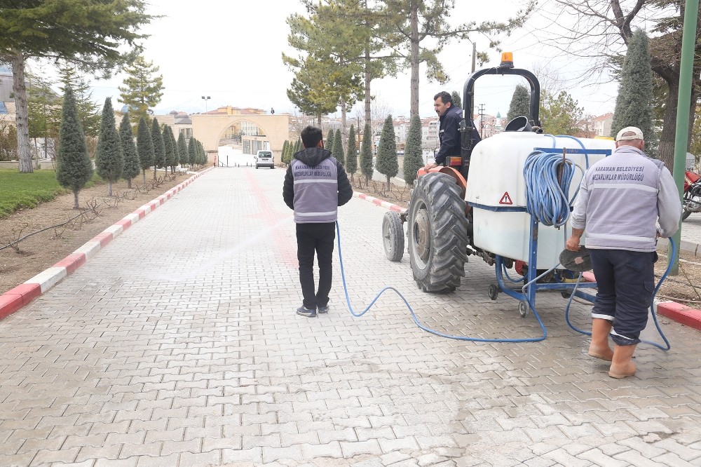 Karaman Belediyesi korona virüse karşı mezarlıkları dezenfekte etti 