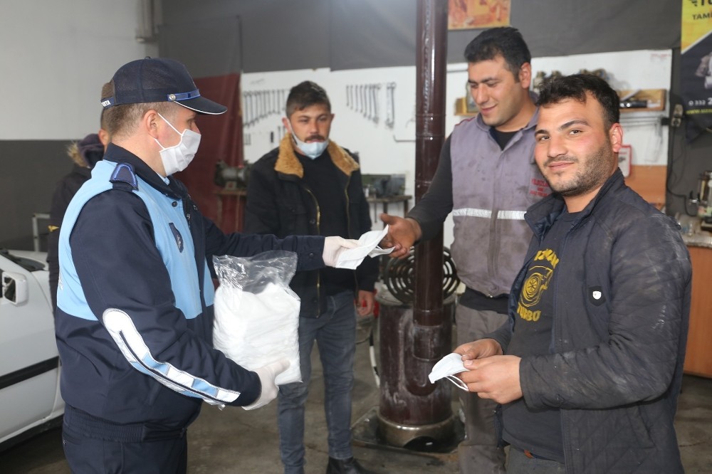 Karaman Belediyesi, sanayi esnafına maske dağıttı 