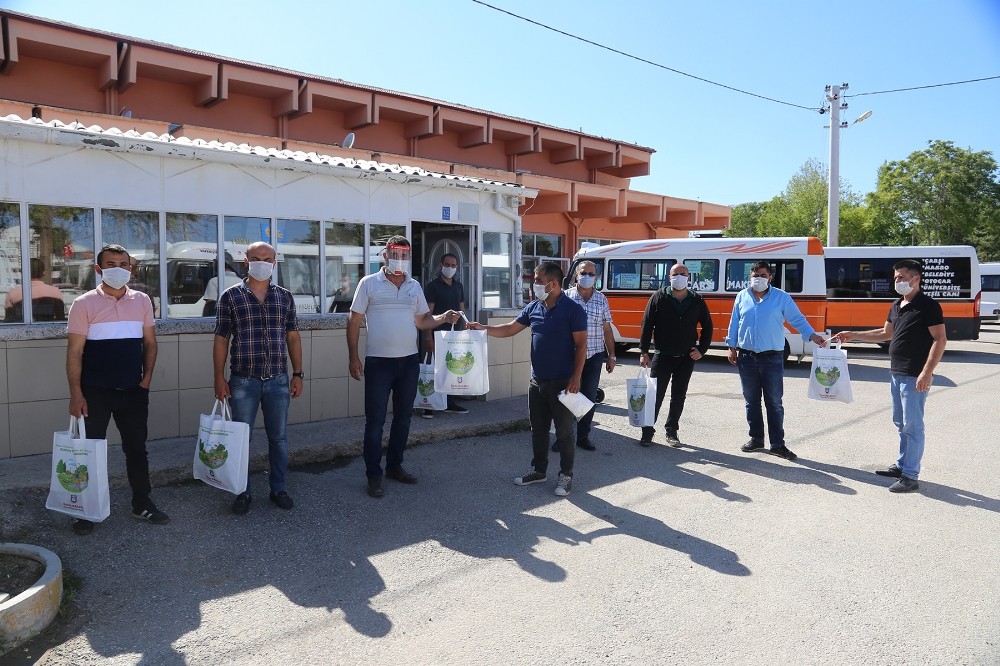 Karaman Belediyesinin esnafa koruyucu malzeme dağıtımı sürüyor 