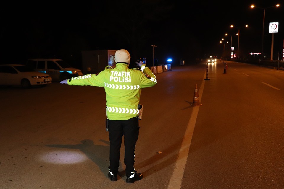 Karaman polisi, Mersin ve Konya’ya giden sürücüleri yasak konusunda uyardı 