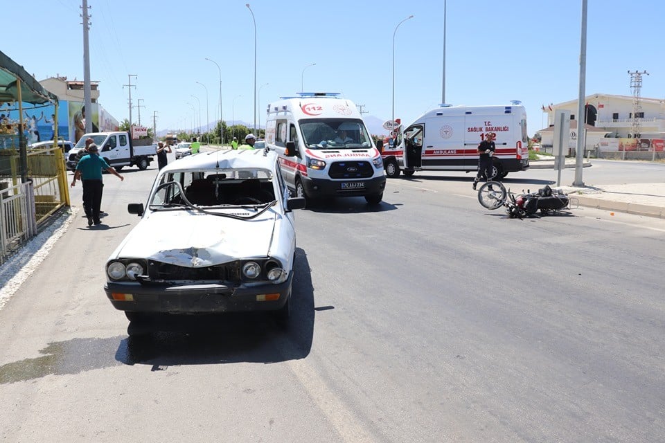 Karaman’da 2 kişinin yaralandığı kaza güvenlik kamerasında 