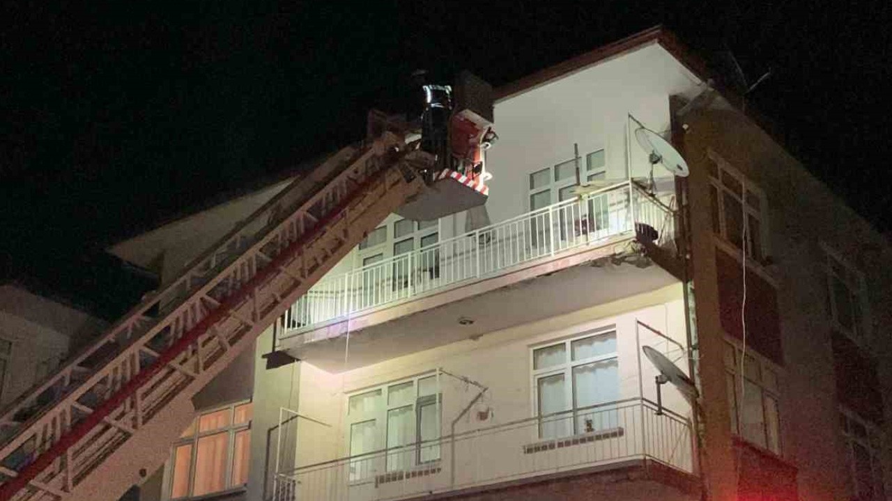 Karaman’da 4 katlı binada yangın paniği