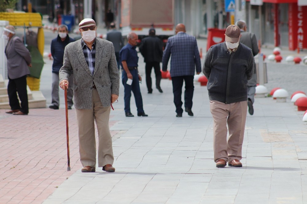 Karaman’da 65 yaş üstü vatandaşlar iznin tadını çıkardı 