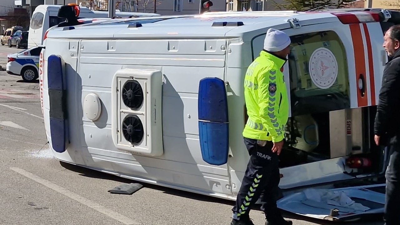 Karaman’da ambulans ile otomobil çarpıştı: 5 kişi yaralandı