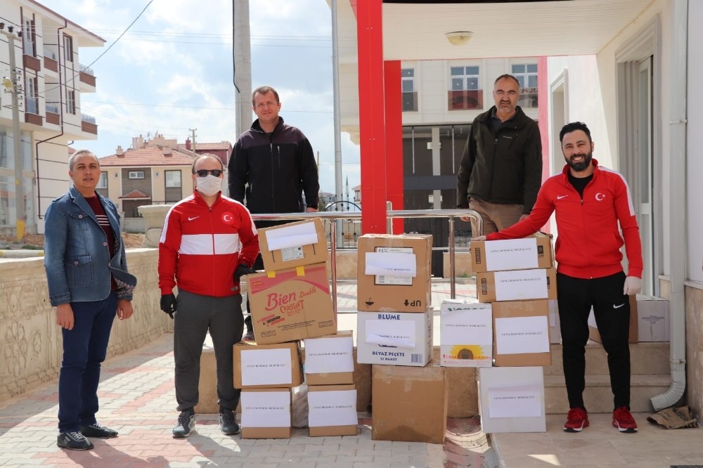 Karaman’da antrenörlerden sokağa çıkamayan yaşlılara gıda paketi yardımı 