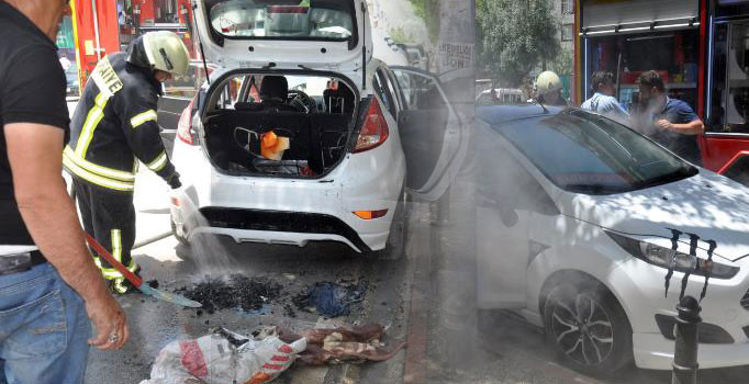 Karaman'da bagaja bırakılan mangal kömürü, otomobili yakıyordu