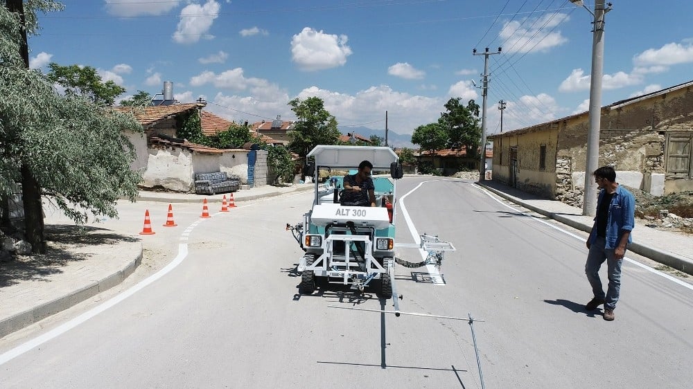 Karaman’da belediyenin yol çizgi çalışması 