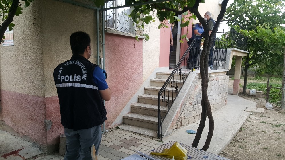 Karaman’da bir kişi, babası ile kardeşini bıçakladı 