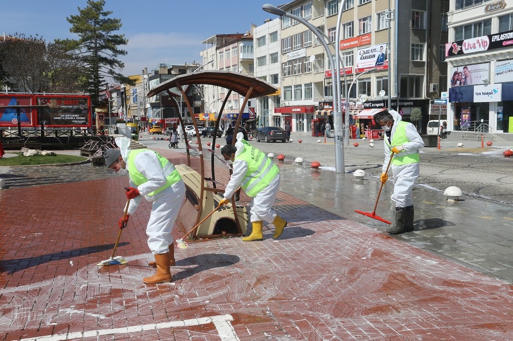 Karaman’da cadde, sokak ve kaldırımlar koronavirüse karşı dezenfekte edildi 