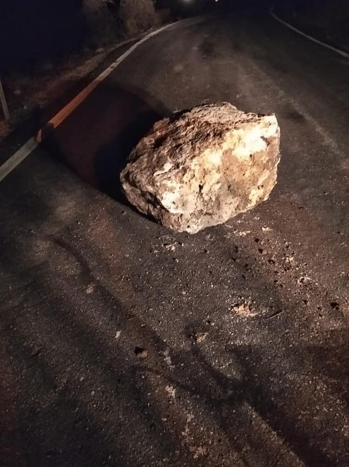 Karaman’da dağdan kopan kaya parçası yola düştü 